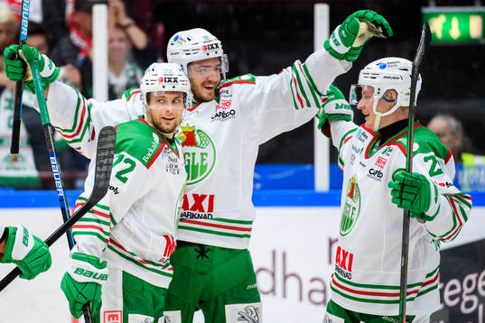 Rögles Daniel Zaar jublar med Dennis Everberg och Anton