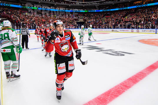 Malmö Redhawks Konstantin Komarek jublar