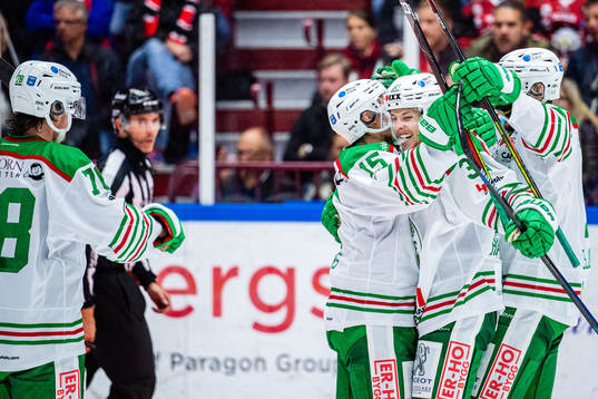 Rögles Niklas Hansson jublar med lagkamrater