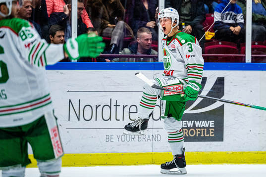Rögles Daniel Bertov jublar