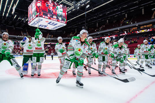 Rögles Simon Ryfors och lagkamrater jublar