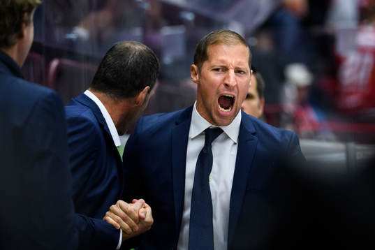 Rögles tränare Cam Abbott jublar
