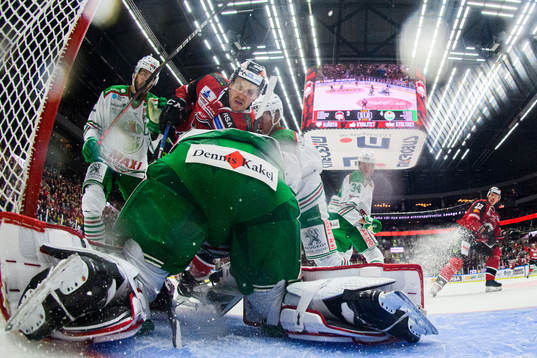 Malmö Redhawks Frederik Storm oroar mot Rögles målvakt