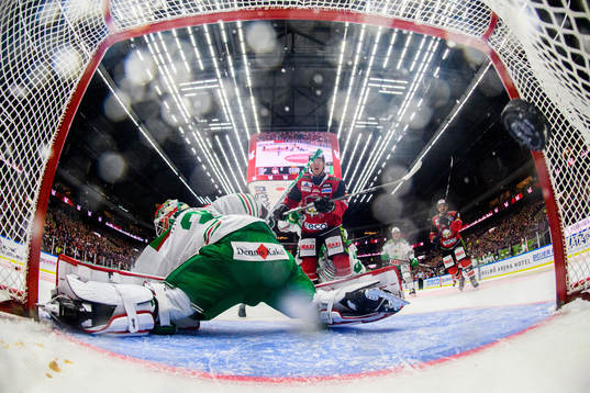 Rögles målvakt Roman Will släpper in 1-0 målet av