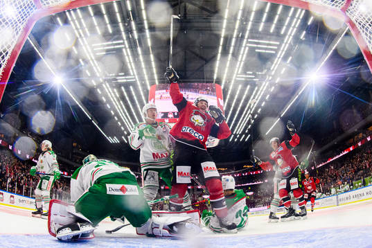 Malmö Redhawks Emil Sylvegård och Frederik Storm jublar