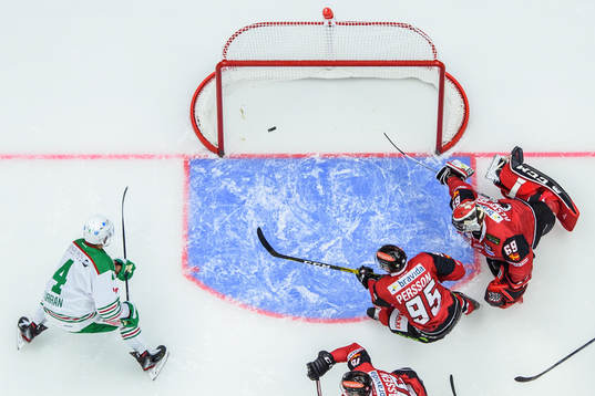 Rögles Kodie Curran gör 1-1 bakom Malmö Redhawks Carl
