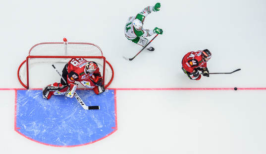 Rögles Mattias Sjögren jagar Malmö Redhawks Jesper