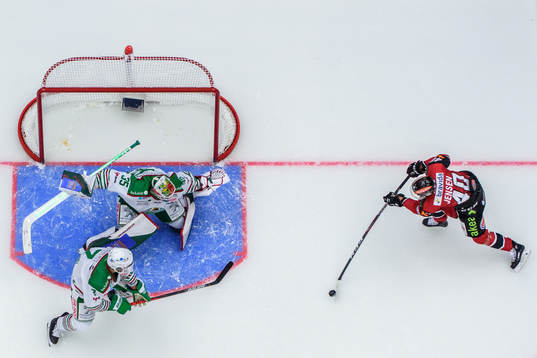 Malmö Redhawks Jesper Jensen gör 2-3 målet bakom Rögles