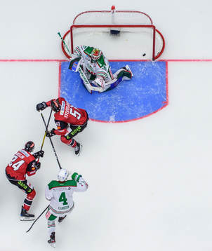 Malmö Redhawks Emil Molin skjuter mot Rögles målvakt