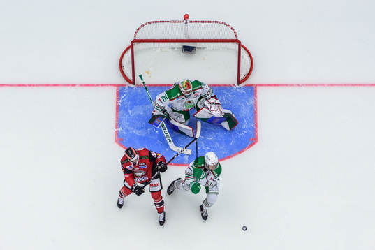 Malmö Redhawks Jesper Jensen och Rögles Daniel Bertov i