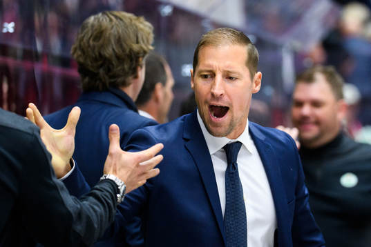 Rögles tränare Cam Abbott jublar