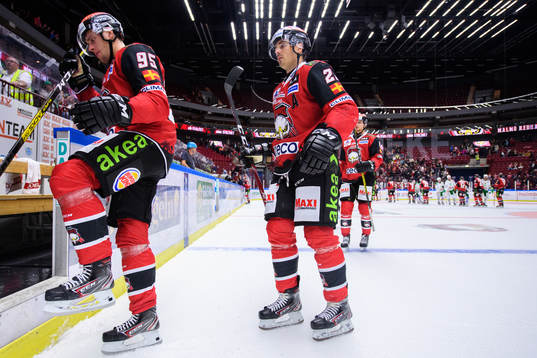 Malmö Redhawks Carl Persson och Henrik Hetta deppar när