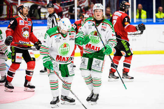 Rögles Erik Andersson får hjälp av isen av Simon Ryfors
