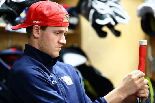 Linköpings Henrik Törnqvist  ishockeymatchen i SHL mellan