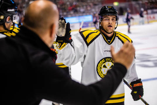 Brynäs Jaedon Descheneau jublar