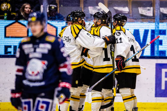 Brynäs spelare jublar samtidigt som Linköpings spelare