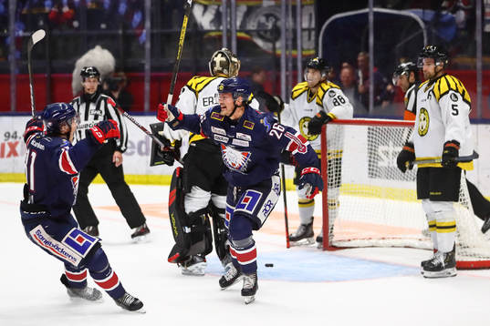 Jubel och Depp när Linköpings Hampus Larsson gjort mål