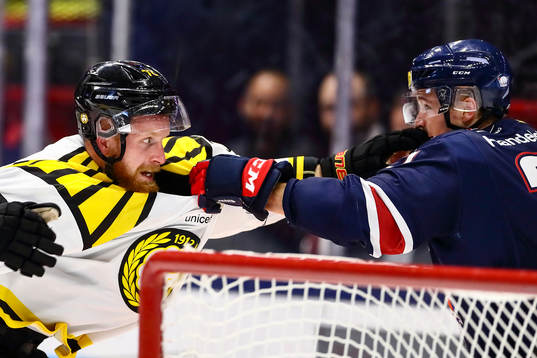 Brynäs Joachim Rodin och Linköpings Adam Ginning i