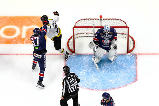 Brynäs Joachim Rodin och Linköpings Adam Ginning i