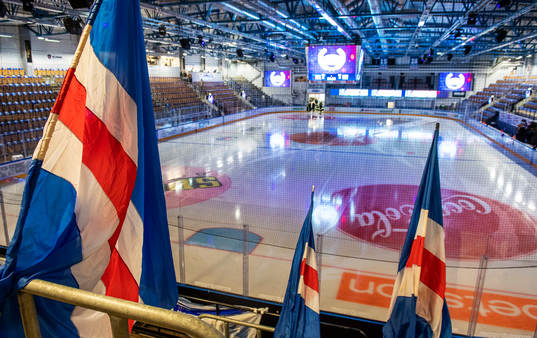 Generell vy av Be-Ge Hockeycenter med flaggor