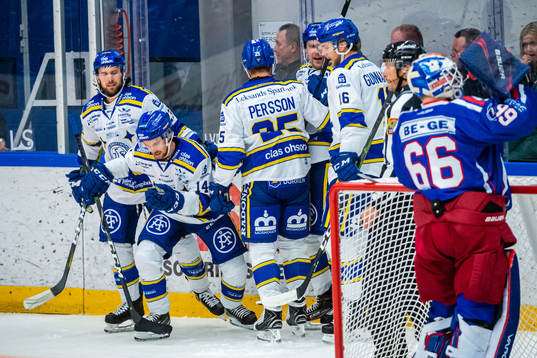 Leksands Oskar Lang jublar med lagkamrater