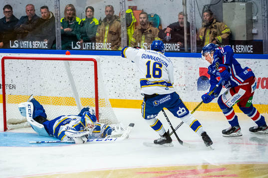 Oskarshamns Joakim Thelin och Leksands målvakt Janne