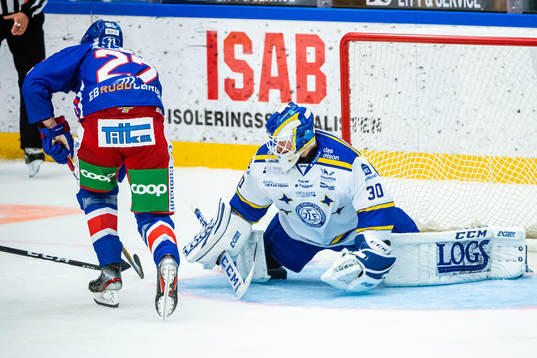 Oskarshamns Henrik Nilsson och Leksands målvakt Janne