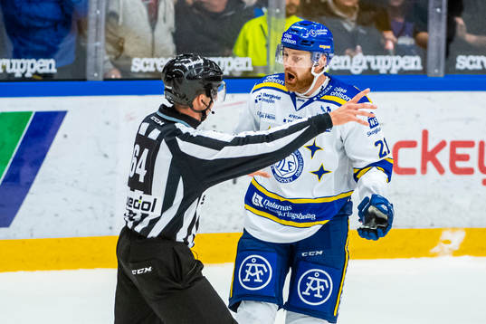 Leksands Mattias Ritola i diskussion med domaren
