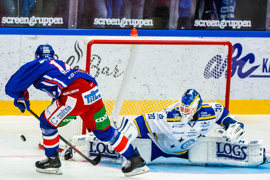 Oskarshamns Pontus Netterberg och Leksands målvakt Janne