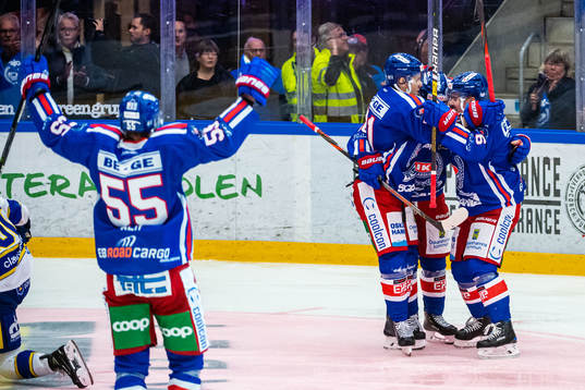 Oskarshamns Nicklas Heinerö jublar med lagkamrater