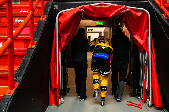 Luleås Filip Hållander får hjälp av planen