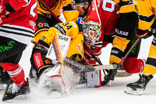 Luleås målvakt Joel Lassinantti med en räddning