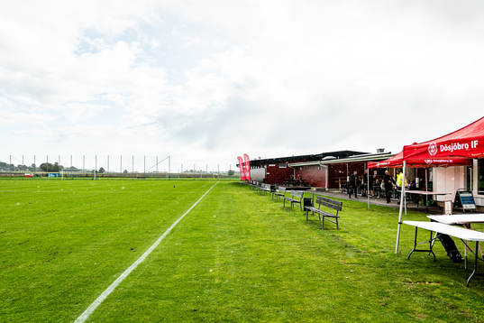 Generell vy över delar av fotbollsplanen samt klubbstuga