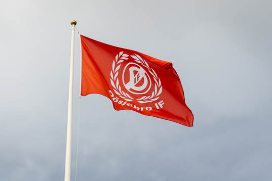 Flagga med Dösjöbro IFs klubbmärke på