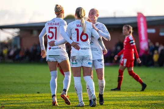 Rosengårds Ebba Wieder jublar med lagkamrater