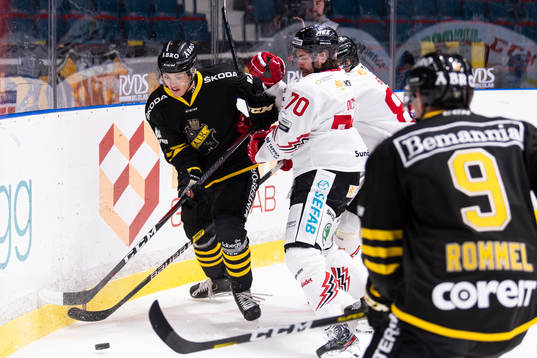 s Elias Lindström och Vita Hästens Rikard Olsén