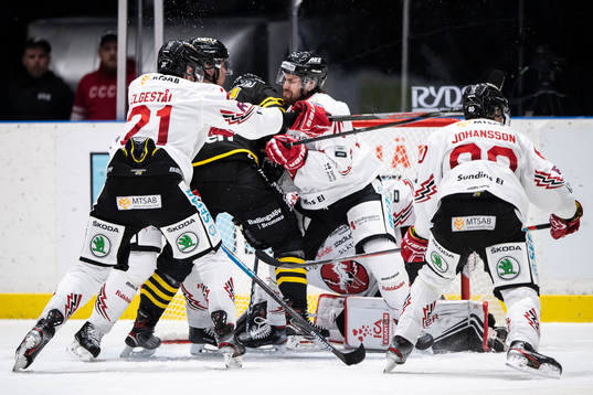s Sam Marklund i en duell med Vita Hästens Kevin Elgestål