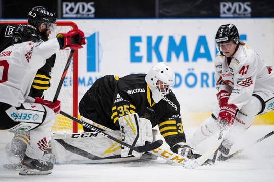 s målvakt August Hedlund och Vita Hästens Oliver Nordberg