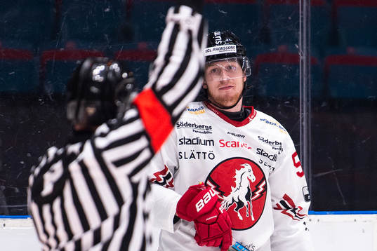 Vita Hästens Wilmer Lindblad reagerar på ett domslut