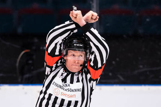 Huvuddomare Peter Lyth visar tecknet för straffslag