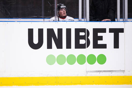 En av Vita Hästens spelare sitter i utvisningsbåset