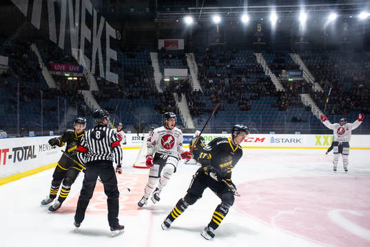 Vita Hästens Linus Andersson  jublar
