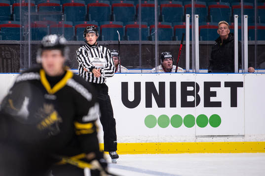 Vita Hästens spelare sitter i utvisningsbåset