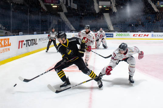 s Elias Lindström och Vita Hästens Jacob Spångberg