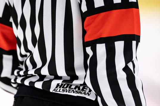 En domartröja med Hockeyallsvenskans logotyp på