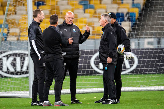 Uwe Rösler, head coach, in a conversation with Andreas