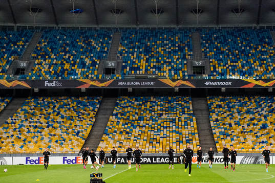 Players warm upp