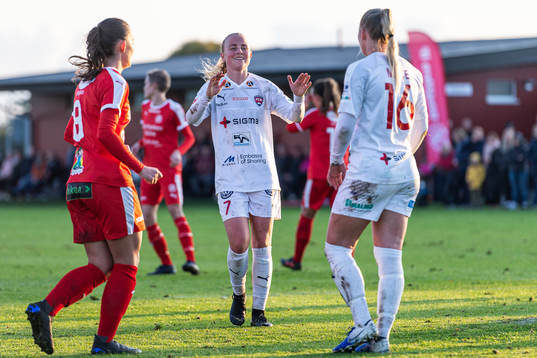 Rosengårds Ebba Wieder och Rosengårds Hailie Mace jublar