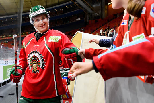Frölundas Jacob Moverare hälsar på unga supportrar innan