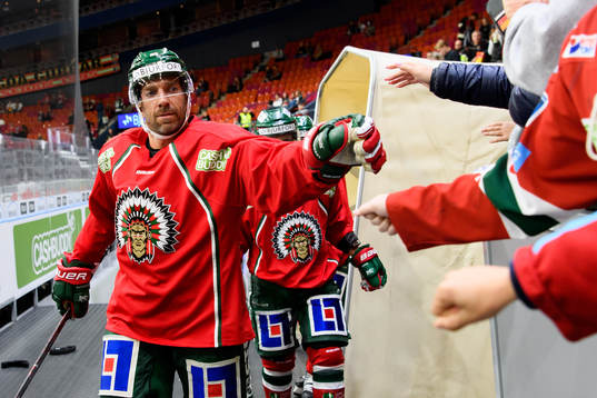 Frölundas Joel Lundqvist hälsar på unga supportrar innan